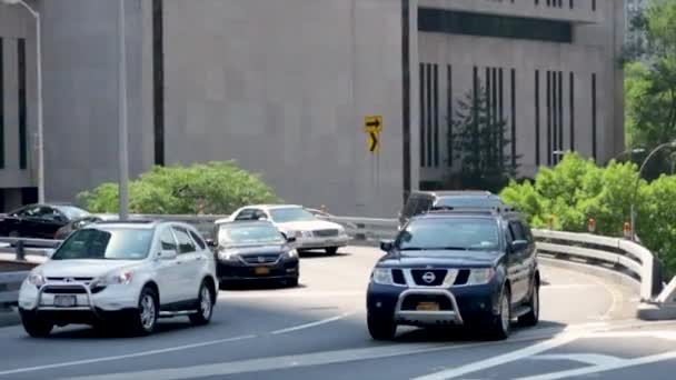 ブルックリン橋を走行中の車 — ストック動画