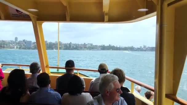 Gruppe Von Menschen Auf Einem Boot Nach Manly Beach Genießen — Stockvideo
