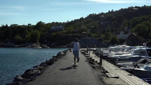 Mann Beim Skateboarden Mit Langem Brett Hafenbecken Strand Von Kjerringvik — Stockvideo