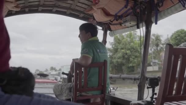 Conductor Del Barco Divierte Durante Trabajo Conductor Barco Vietnamita Delta — Vídeos de Stock