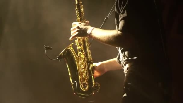 Cámara Lenta Saxofonista Tocando Durante Concierto Saxofonista Toca Jazz Saxofón — Vídeos de Stock