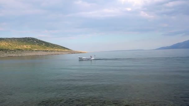 Pescador Barco Pequeño Conduce Hacia Mar Zoom — Vídeos de Stock