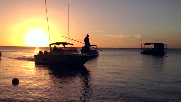 Barco Pesca Navegando Por Orilla Atardecer Con Dos Pescadores — Vídeos de Stock