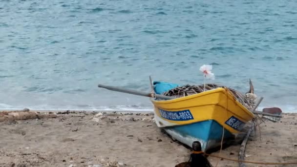 Liten Fiskebåt Dockad Nära Stranden Batanes Filippinerna — Stockvideo