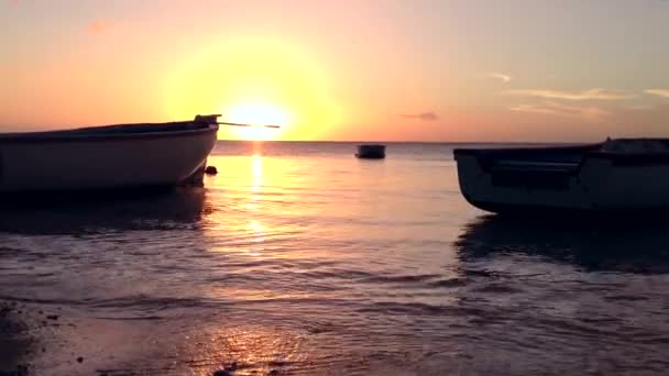 Pequeños Barcos Atardecer Tropical Con Olas Marinas Rompiendo Orilla — Vídeos de Stock