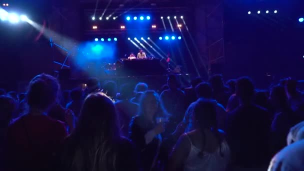 Movimento Lento Uma Multidão Dançando Festival Música Silhuetas Multidão Concertos — Vídeo de Stock