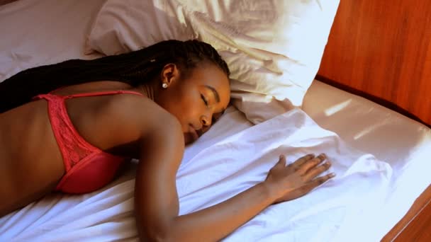Африканская Женщина Лежит Кровати Розовом Бюстгальтере Пробираясь Глубоко Хватаясь Белые — стоковое видео