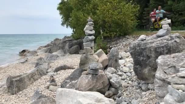 Rörelser Klippskulptur Vid Michigansjöns Strand Mackinac Island Usa Stort Turistmål — Stockvideo