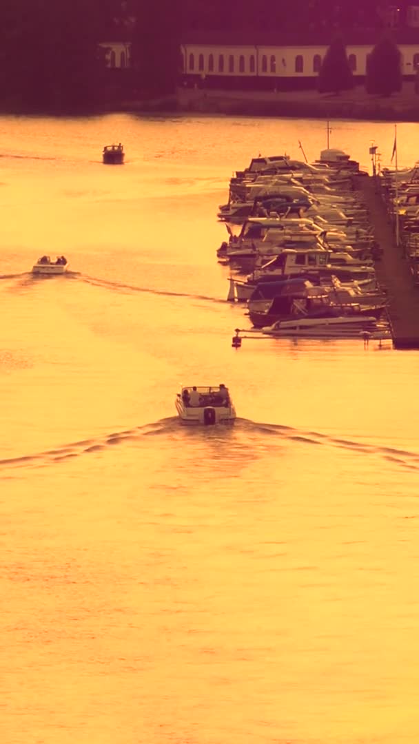 从斯德哥尔摩的一个码头出发的船垂直方向 — 图库视频影像