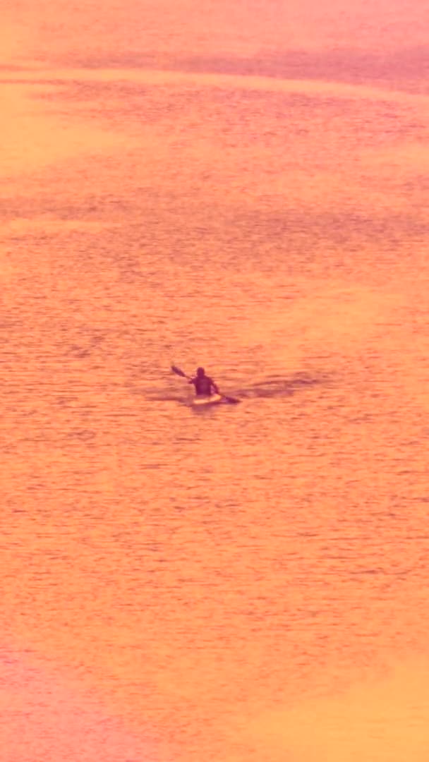 Двоє Чоловіків Пливуть Через Гавань Какайз Данрінг Сансет Вертикальний — стокове відео
