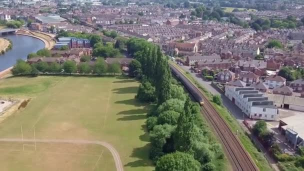 Train Départ Une Ville Anglaise Jour Été Aerial — Video