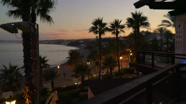 拍摄了直布罗陀海滩日落和人们坐在庭院里的全景镜头 — 图库视频影像