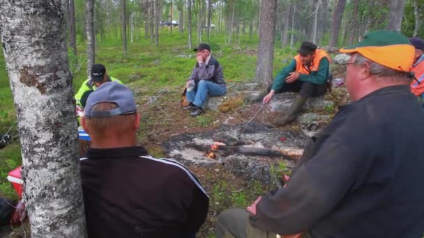 Lapończycy Jedzą Spoufalają Się Lesie Pobliżu Swojego Renifera Latem Północ — Wideo stockowe