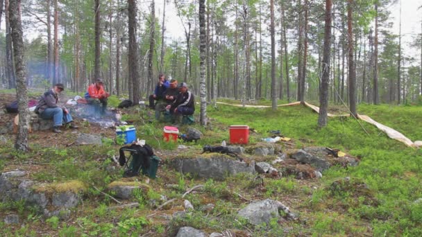 Laps Sami Jíst Socializovat Lese Blízkosti Jejich Sobů Během Léta — Stock video