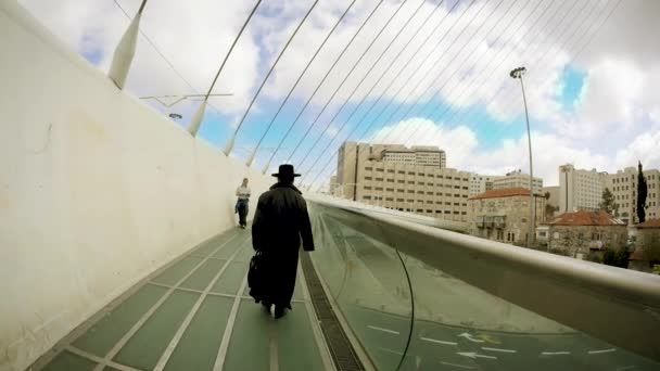 橋の上の宗教的な男魚の目パン現代的な通りに — ストック動画