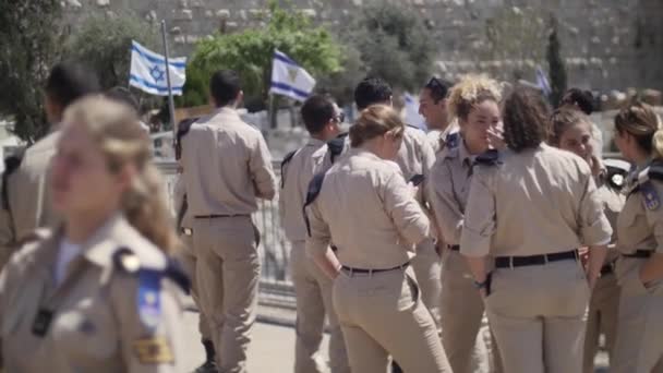 Israëlische Idf Soldaten Naast Oude Stadsmuren — Stockvideo