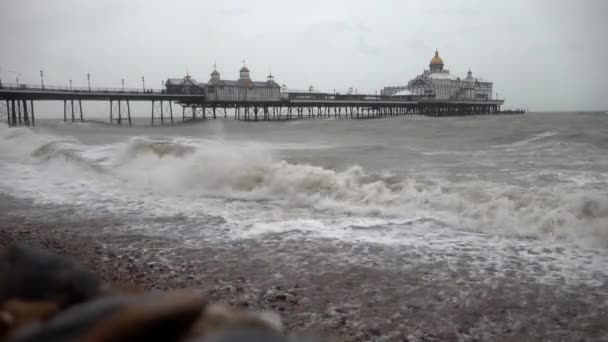 Ηνωμένο Βασίλειο Ιούλιος 2018 Θυελλώδη Κύματα Συντριβή Μια Παραλία Βότσαλο — Αρχείο Βίντεο