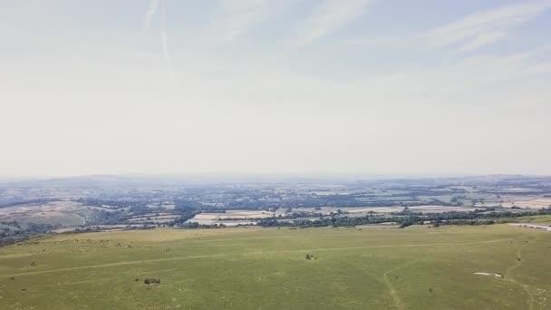 英国德文郡达特莫尔国家公园农田的广袤空中景观 — 图库视频影像