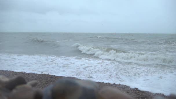 Juli 2018 Langzame Beweging Van Stormachtige Golven Crashen Een Kiezelstrand — Stockvideo