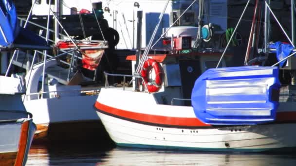 Panning Alguns Barcos Atracados Doca Equipados Com Vários Acessórios — Vídeo de Stock