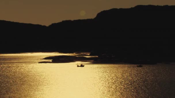 Blick Auf Die Berge Von Der Küste Einem Warmen Sonnenuntergang — Stockvideo