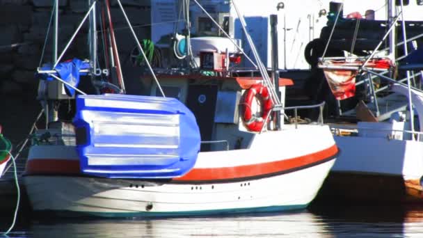 Vista Pequeño Barco Amarrado Muelle Equipado Con Accesorios Avrios — Vídeos de Stock