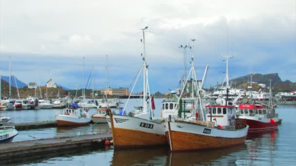 Barcos Gêmeos Esperando Porto Para Sair Para Mar Aberto — Vídeo de Stock