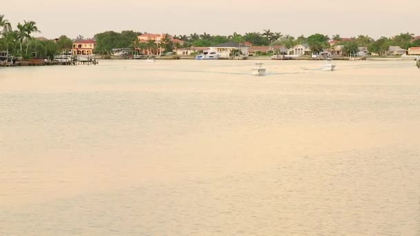 Estremo Colpo Lungo Una Baia Florida Come Due Barche Navigare — Video Stock