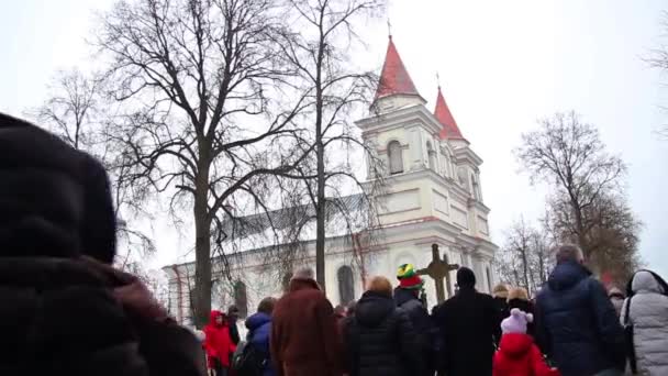 Ihmisten Kävely Liettuan Valtiollisen Uudestisyntymispäivän Juhlan Aikana — kuvapankkivideo