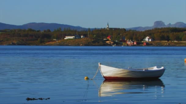 Petit Bateau Ancré Près Côte Village Arrière Plan — Video