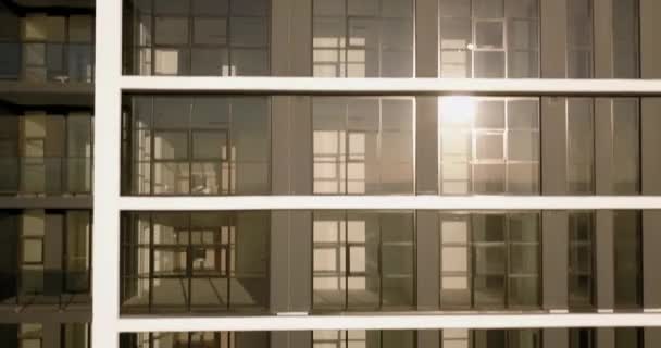 ドローン映像 背の高いマンション 住宅のアパートの塔に向かって飛んでいます モダンなデザイン 晴れた朝 都市環境 — ストック動画