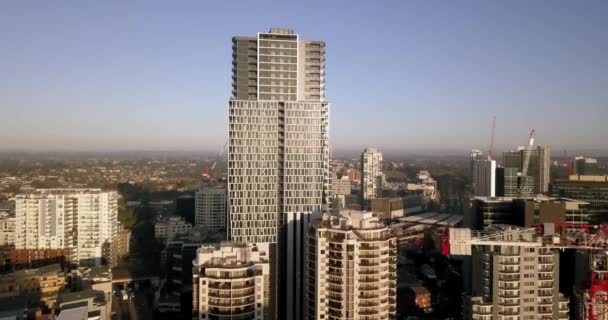 Imágenes Aviones Tripulados Volando Hacia Condominio Alto Torre Apartamentos Residenciales — Vídeos de Stock