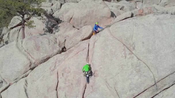 Drone Tiro Alpinistas Escalando Uma Grande Rocha Colorado — Vídeo de Stock