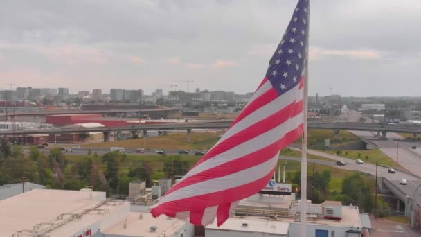 Drone Disparo Bandera Estadounidense Ondeando Frente Denver Colorado — Vídeo de stock