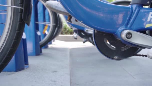 Cerca Montar Una Bicicleta Compartida Azul Melbourne Australia — Vídeos de Stock