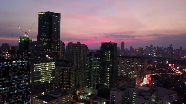 Bewegende Luchtfoto Van Een Zakendistrict Skyline Bij Zonsondergang — Stockvideo