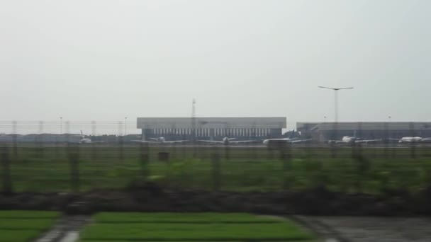 Vista Dentro Trem Aeroporto Internacional Soekarno Hatta Pouso Avião — Vídeo de Stock
