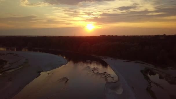 Flyg Framför Träd Och Flod Sunset Skjuten Italien Torre Isola — Stockvideo