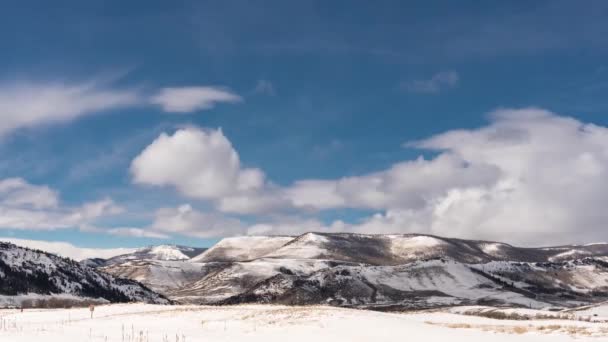 Timelapse Moln Rullande Över Bergen — Stockvideo