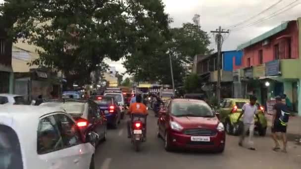 インドのチェンナイでバイクの後ろに乗っているときに撮影したクリップの第二部 — ストック動画
