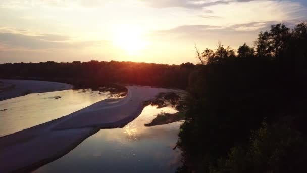 日没の木々や川を飛び越える イタリアで撮影された トーレ イゾラ ワイドショット 1080P — ストック動画
