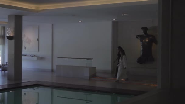 zákazník vstupuje do hotelového lázeňského bazénu