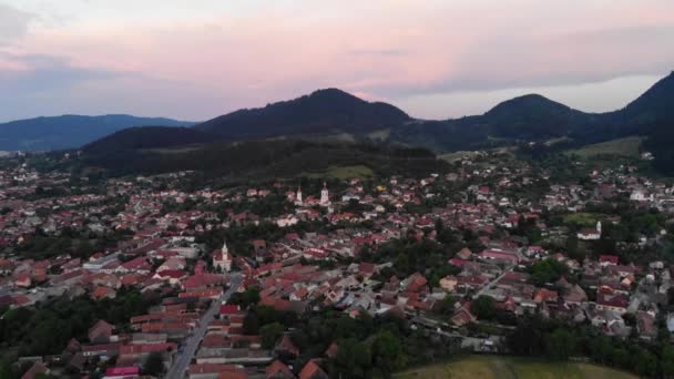 Volar Sobre Una Ciudad Atardecer Con Montañas Cárpatos Fondo Hermoso — Vídeo de stock