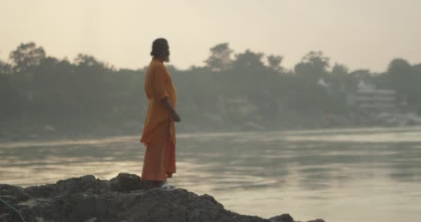 Hombre Santo Orillas Del Río Ganges India — Vídeos de Stock