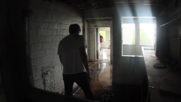 Caras Caminhar Através Uma Casa Louça Abandonada Explorando Dia Chuva — Vídeo de Stock