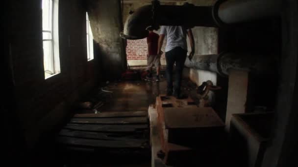 Caras Caminhar Através Uma Casa Louça Abandonada Explorando Dia Chuva — Vídeo de Stock