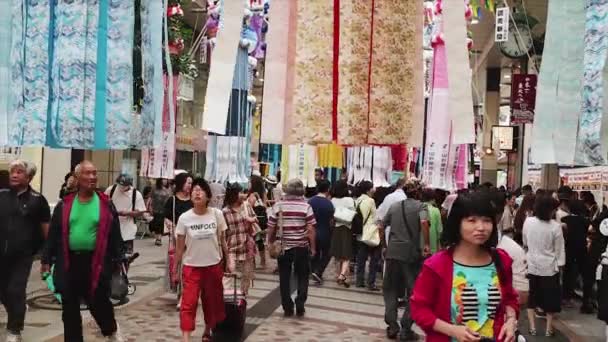 Japon Yaz Festivali Tanabata Yıldız Festivali Samanyolu Dekorasyonları Sokakta Yürüyen — Stok video