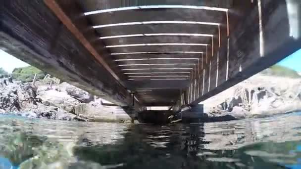 Küçük Bir Köprünün Altında Yürüyorum — Stok video