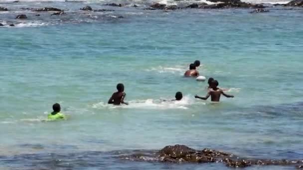 Grupp Unga Pojkar Som Har Roligt Det Vackra Havet Sydafrikas — Stockvideo