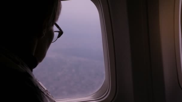 Frau Schaut Aus Dem Fenster Eines Flugzeugs — Stockvideo